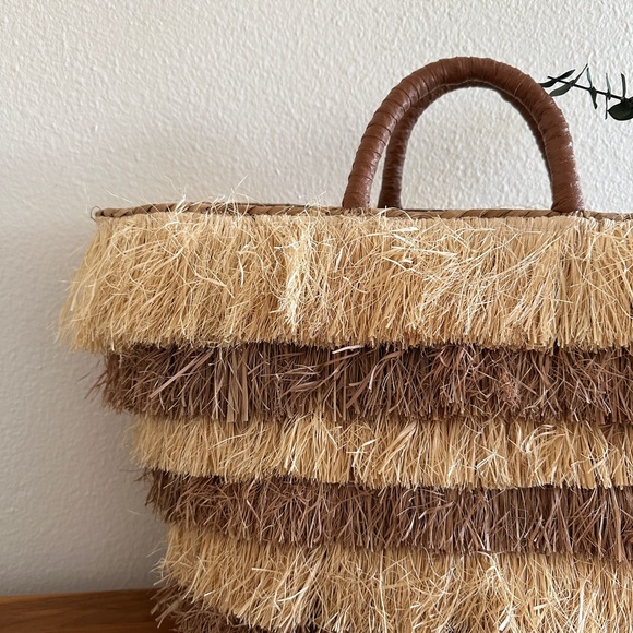 RARE Kayu Piñata Fringe Straw Tote - Picture 4 of 8